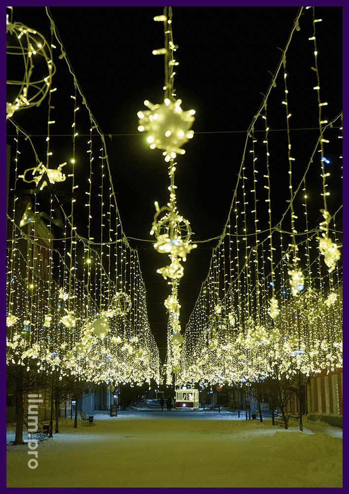 Новогодняя иллюминация в Ельце на пешеходной улице - звёздное небо