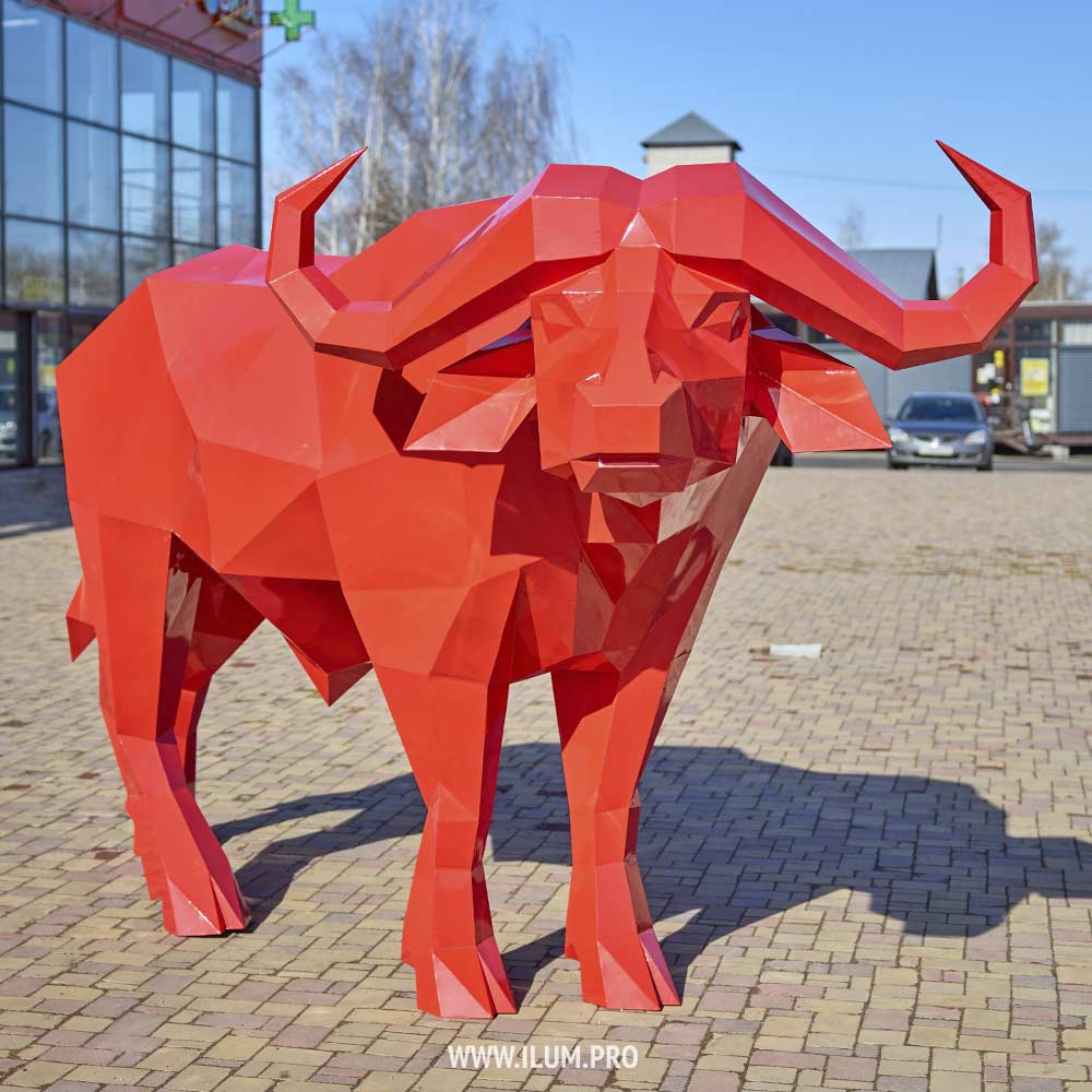 Красный, полигональный буйвол из стали у торгового центра