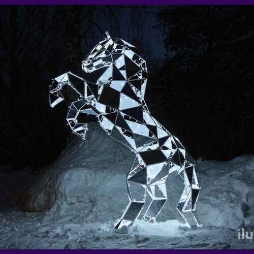 Уличная полигональная скульптура коня из металлического прутка и гирлянд с композитом