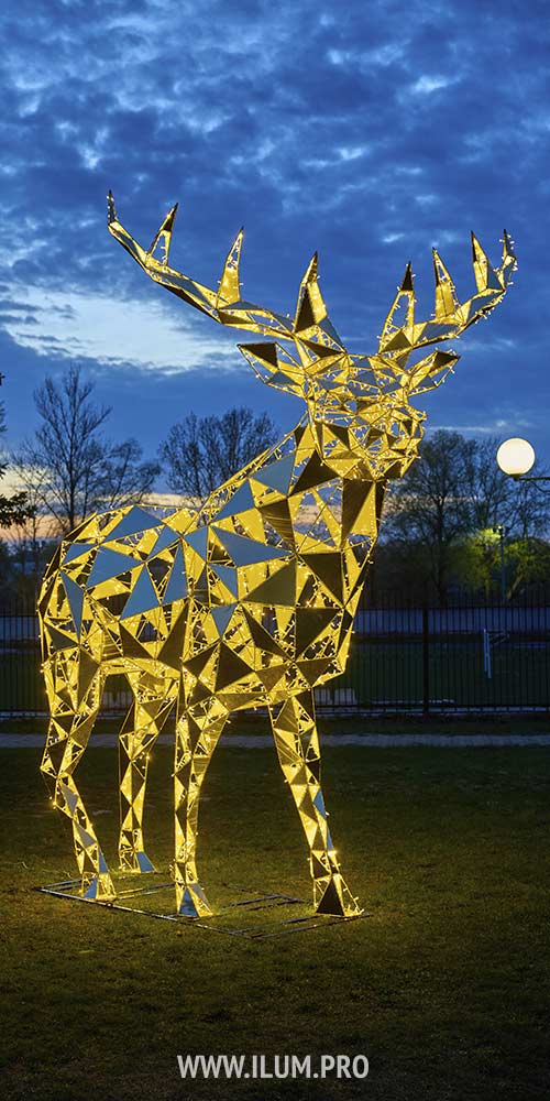 Пятиметровый полигональный олень с подсветкой гирляндами в парке